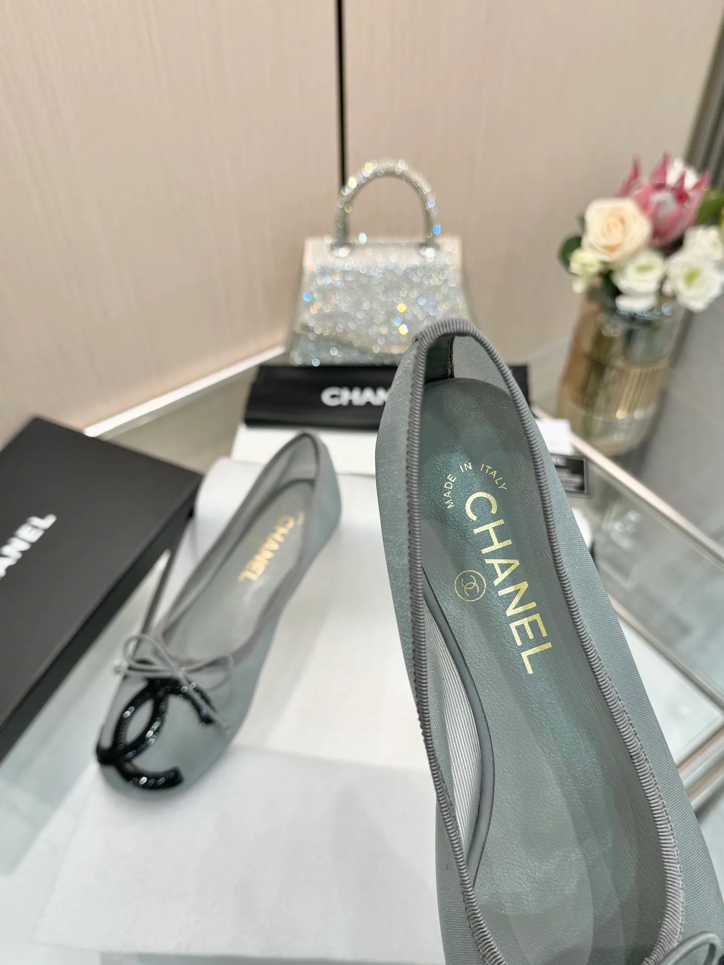 👟👟Ex-factory price 480👟👟 | ²⁰²5 𝐬𝐬 🤍🤎𝐂𝐇𝐀𝐍𝐄𝐋 Chanel 26A catwalk style handmade Mary Jane women's shoes. Ballet shoes are so amazing, the bow pattern is so cute! Even if I don’t wear flat shoes, I can’t resist the temptation! The second recommended pair of Chanel logo women's shoes has great texture and is versatile. It is made of lambskin and has an original two-color outsole. Size: 35-40 (41 can be customized and cannot be returned or exchanged)